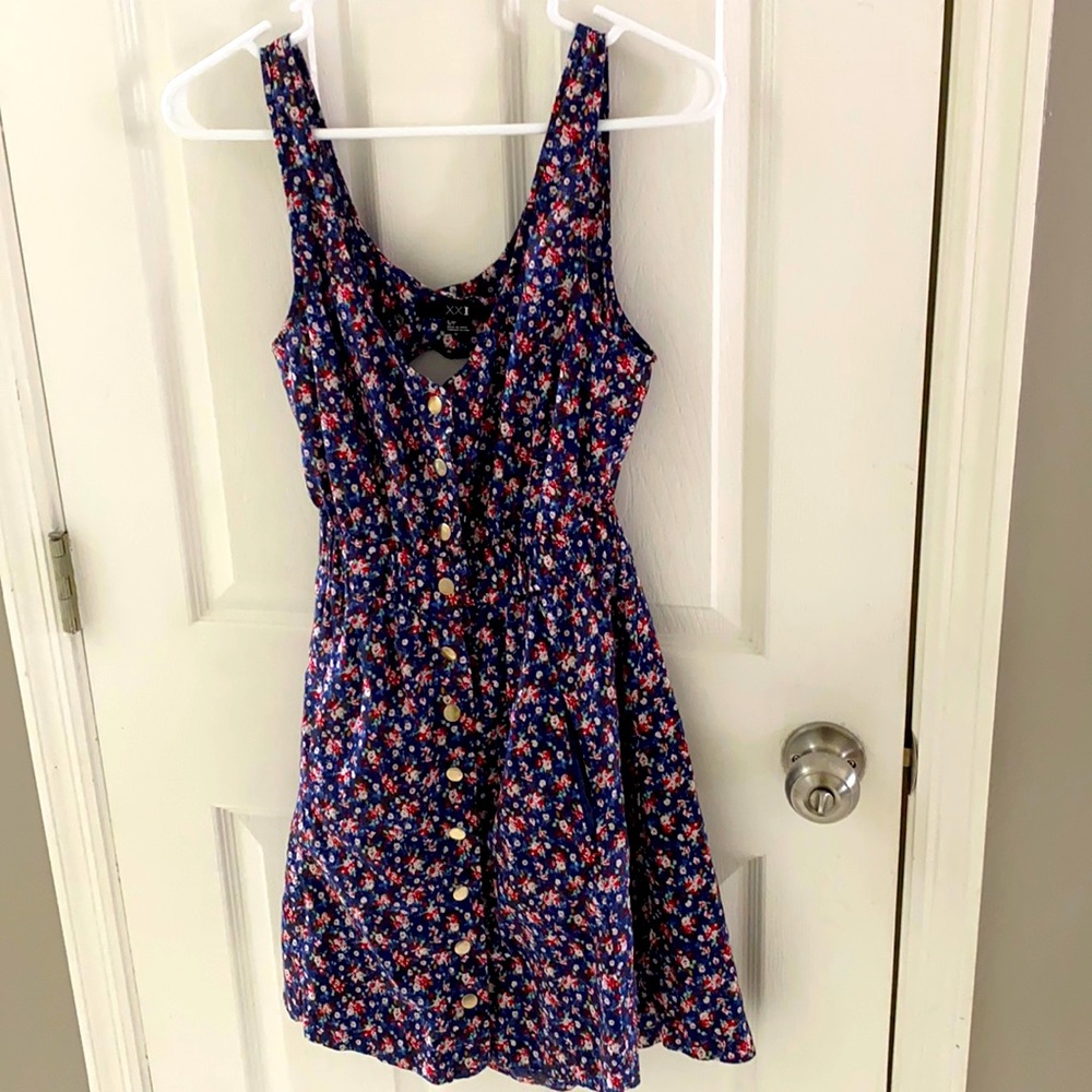 Small Floral dress, open back, front pockets 💕